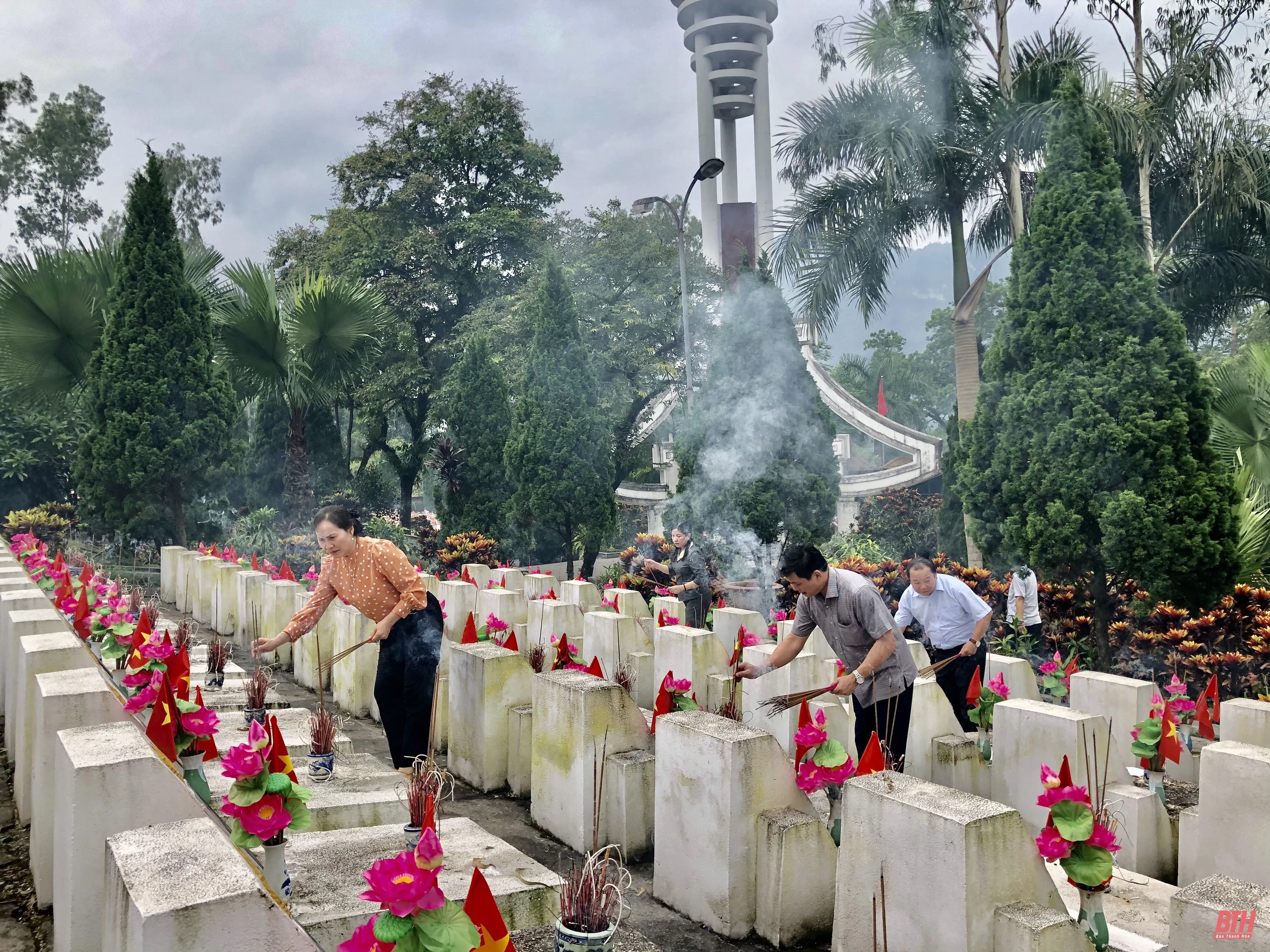 Đoàn đại biểu tỉnh Thanh Hóa viếng nghĩa trang liệt sĩ tại tỉnh Hà Giang