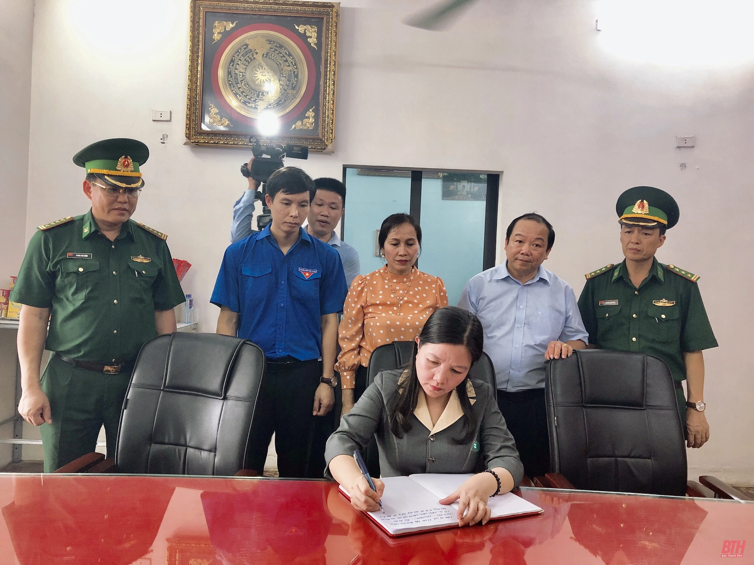 Đoàn đại biểu tỉnh Thanh Hóa viếng nghĩa trang liệt sĩ tại tỉnh Hà Giang