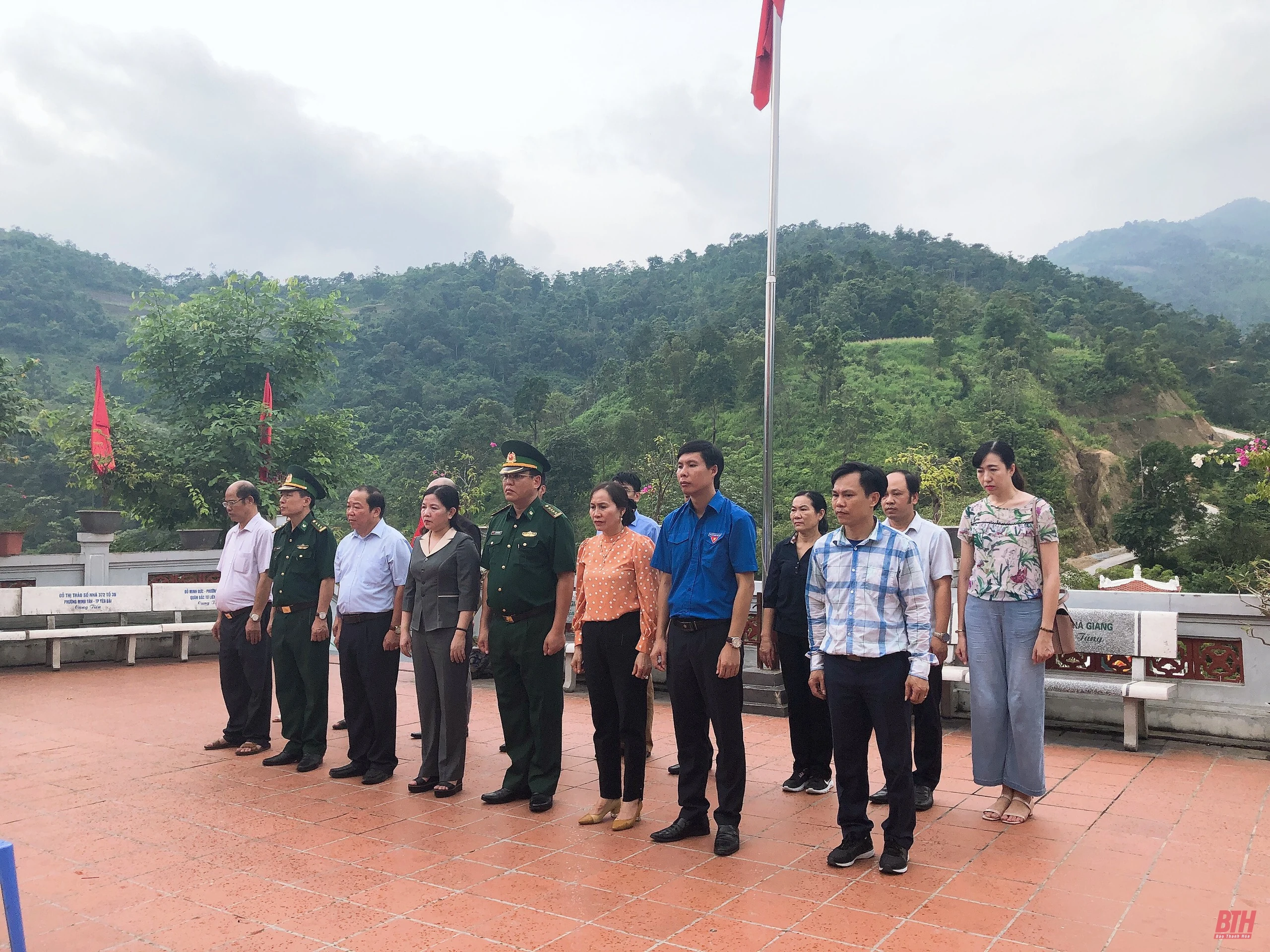 Đoàn đại biểu tỉnh Thanh Hóa viếng nghĩa trang liệt sĩ tại tỉnh Hà Giang