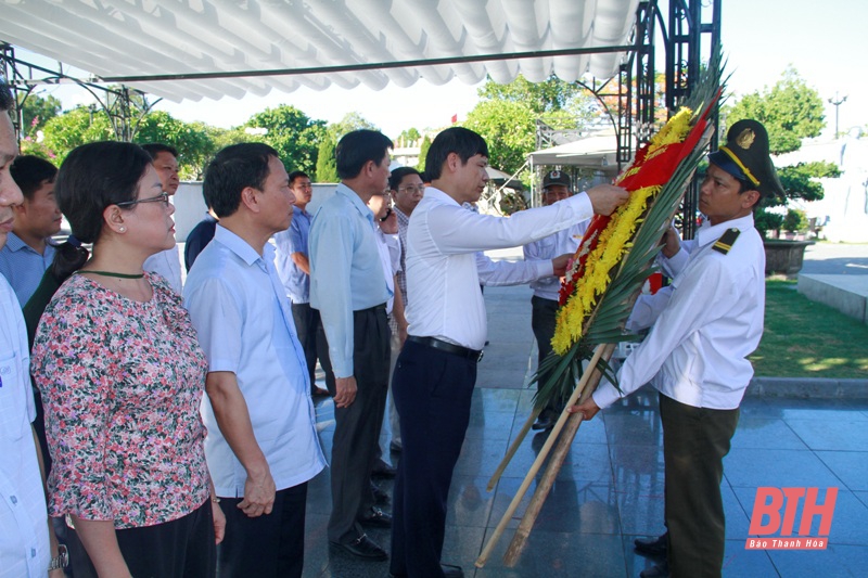 Chủ tịch UBND tỉnh Nguyễn Đình Xứng viếng các nghĩa trang liệt sỹ tại tỉnh Quảng Bình và Quảng Trị