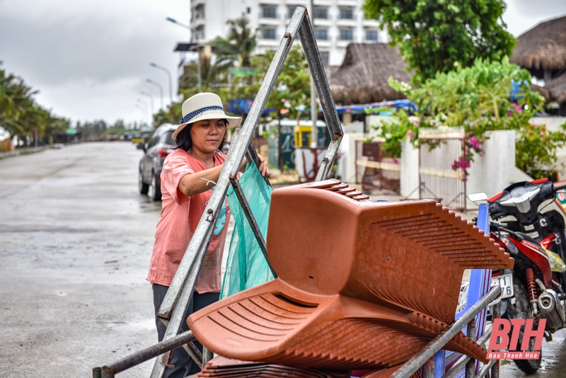 Người dân ven biển huyện Hoằng Hóa khẩn trương ứng phó bão số 2