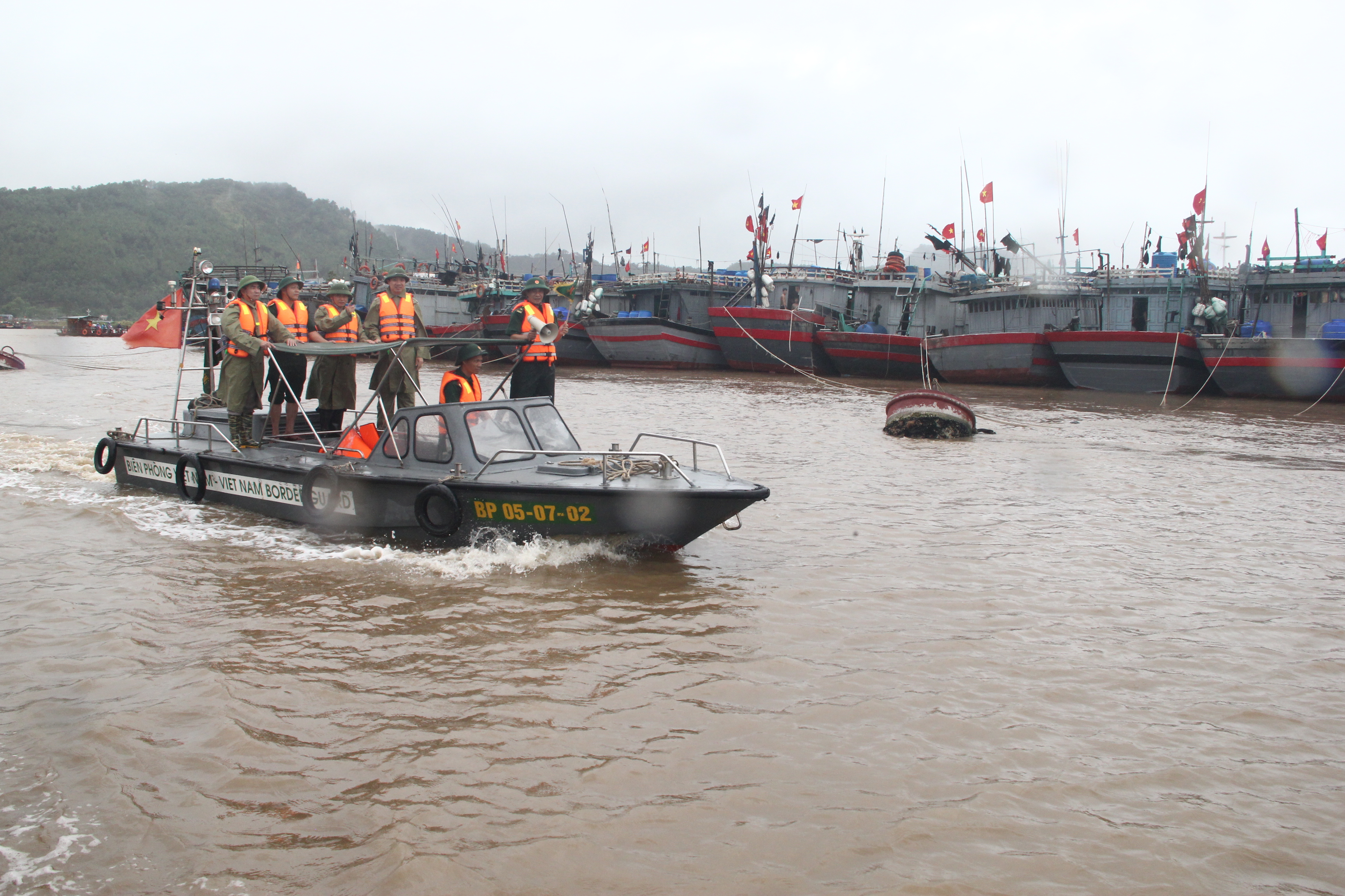 Phó Chủ tịch Thường trực UBND tỉnh Nguyễn Đức Quyền kiểm tra, chỉ đạo phòng chống Bão số 2