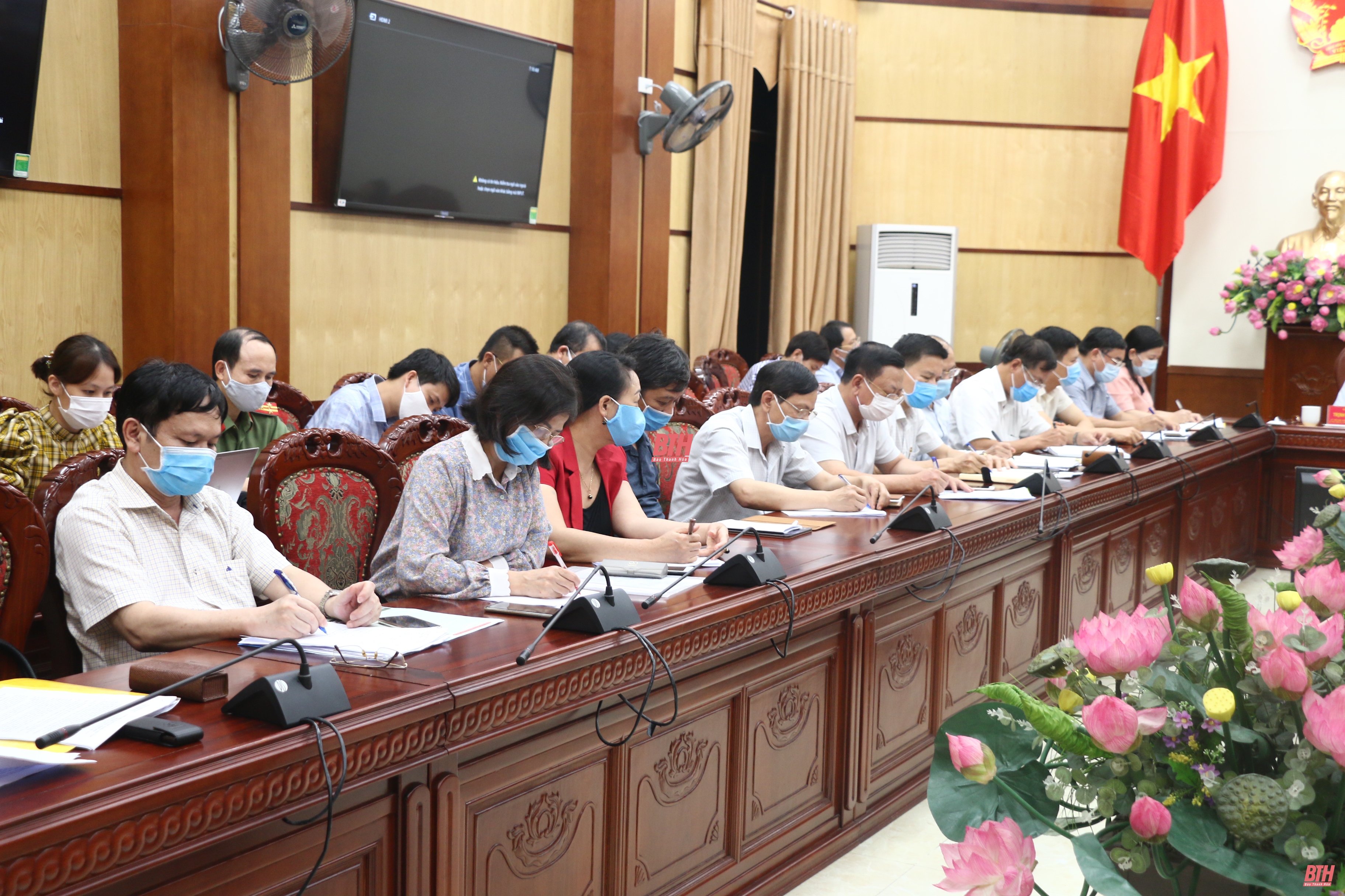 Thường trực Chính phủ họp trực tuyến phòng chống dịch COVID-19: Mỗi gia đình là một pháo đài, mỗi người dân là một chiến sĩ chống dịch