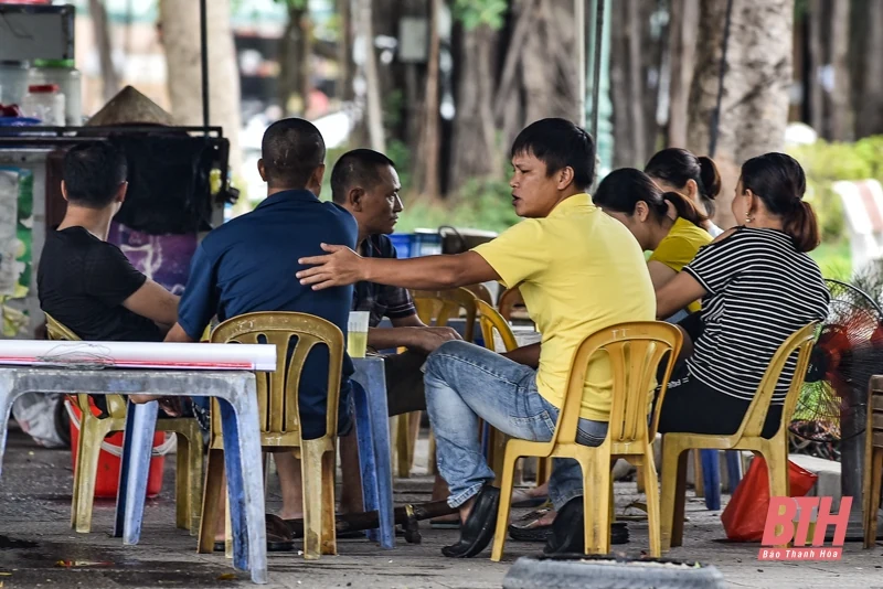 Người dân vẫn lơ là việc phòng dịch nơi công cộng