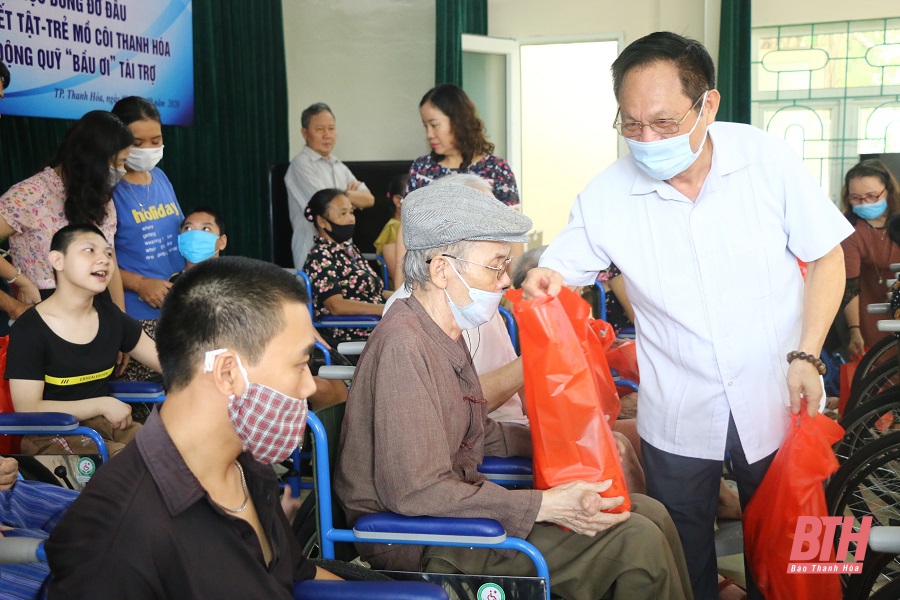 Quỹ “Bầu ơi” trao tặng xe lăn, học bổng cho người khuyết tật và trẻ mồ côi tỉnh Thanh Hóa