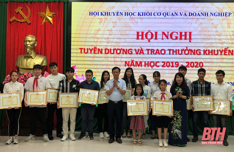 Hội Khuyến học Khối cơ quan và doanh nghiệp tỉnh Thanh Hóa trao thưởng khuyến học