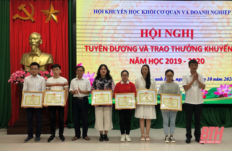 Hội Khuyến học Khối cơ quan và doanh nghiệp tỉnh Thanh Hóa trao thưởng khuyến học