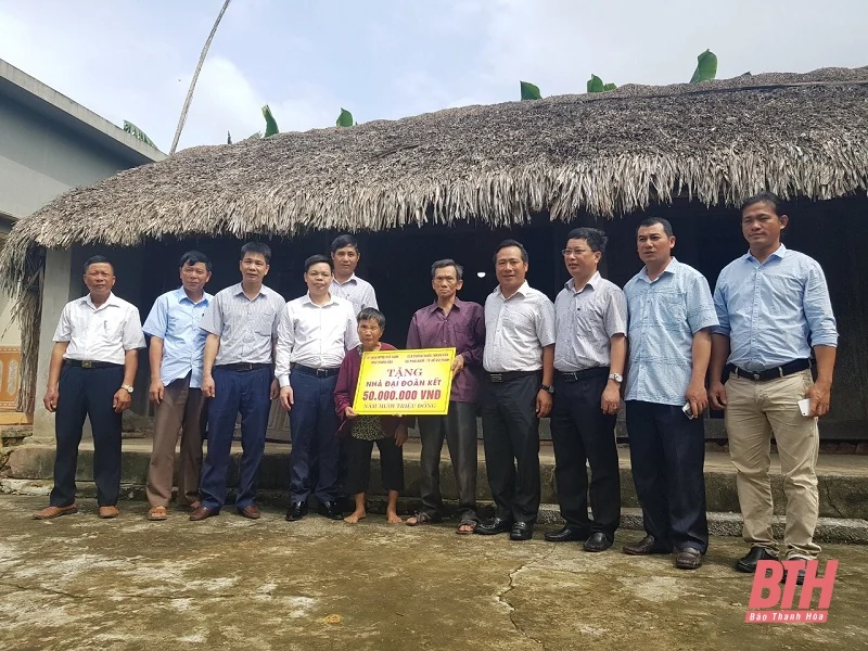 Tiếp nhận kinh phí ủng hộ làm nhà Đại đoàn kết