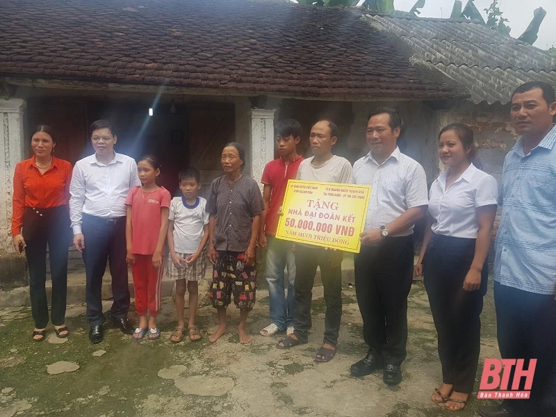 Tiếp nhận kinh phí ủng hộ làm nhà Đại đoàn kết