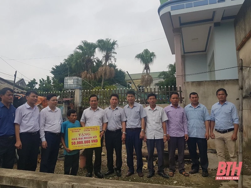 Tiếp nhận kinh phí ủng hộ làm nhà Đại đoàn kết