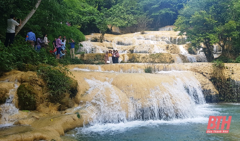 Phóng viên các cơ quan báo chí trung ương thường trú tại Thanh Hoá đi thực tế tại huyện Thạch Thành