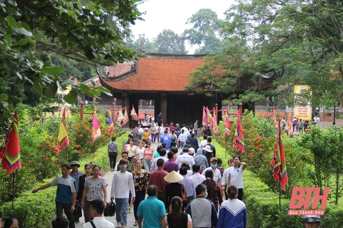 Đông đảo du khách dâng hương tại Khu di tích Lam Kinh