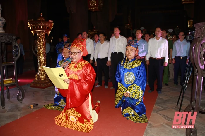 Đông đảo du khách dâng hương tại Khu di tích Lam Kinh
