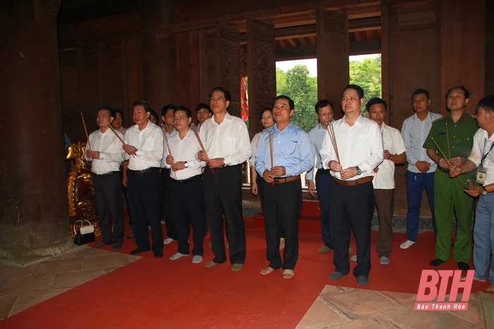 Đông đảo du khách dâng hương tại Khu di tích Lam Kinh