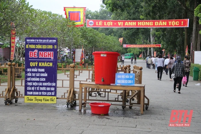Đông đảo du khách dâng hương tại Khu di tích Lam Kinh