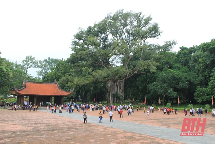 Đông đảo du khách dâng hương tại Khu di tích Lam Kinh