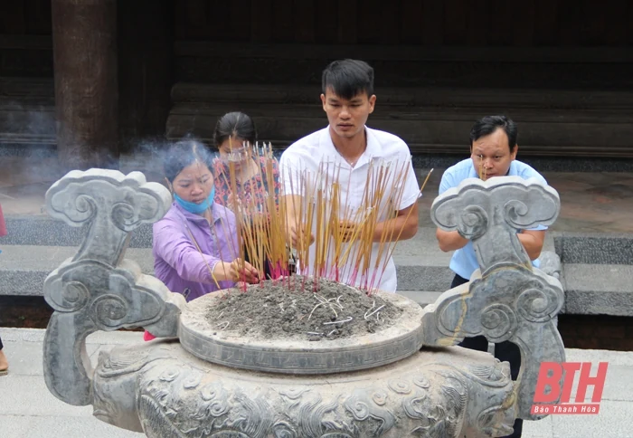 Đông đảo du khách dâng hương tại Khu di tích Lam Kinh