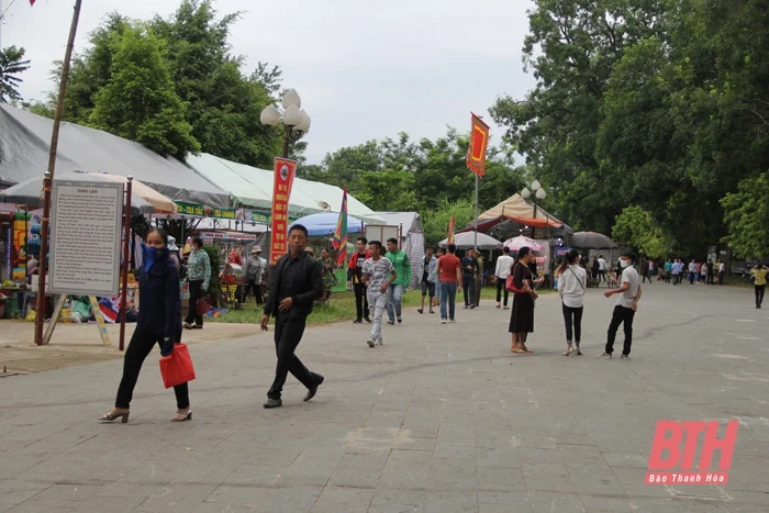 Đông đảo du khách dâng hương tại Khu di tích Lam Kinh