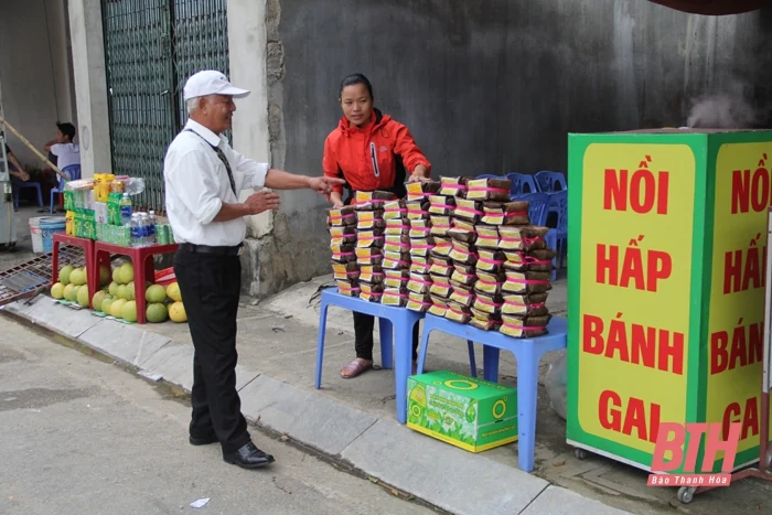 Đông đảo du khách dâng hương tại Khu di tích Lam Kinh