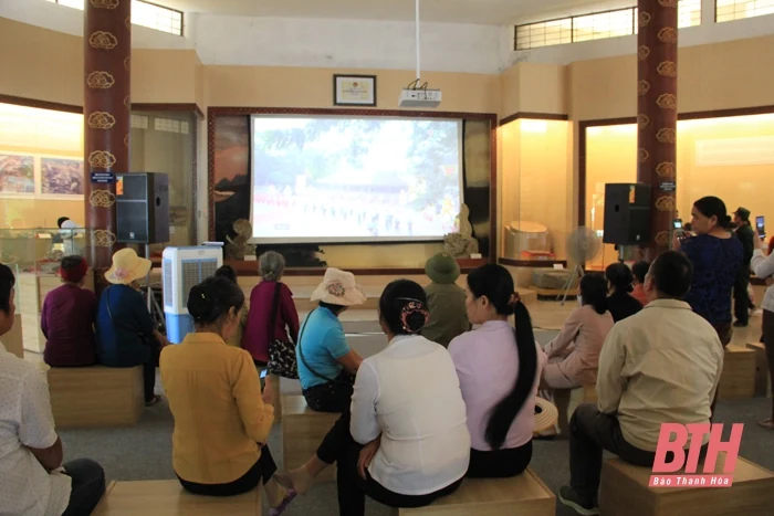 Đông đảo du khách dâng hương tại Khu di tích Lam Kinh