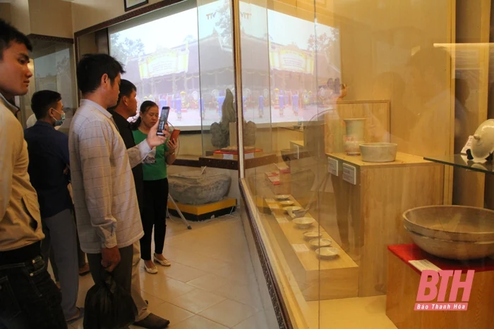 Đông đảo du khách dâng hương tại Khu di tích Lam Kinh