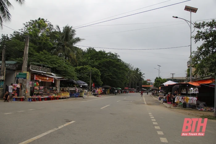 Đông đảo du khách dâng hương tại Khu di tích Lam Kinh