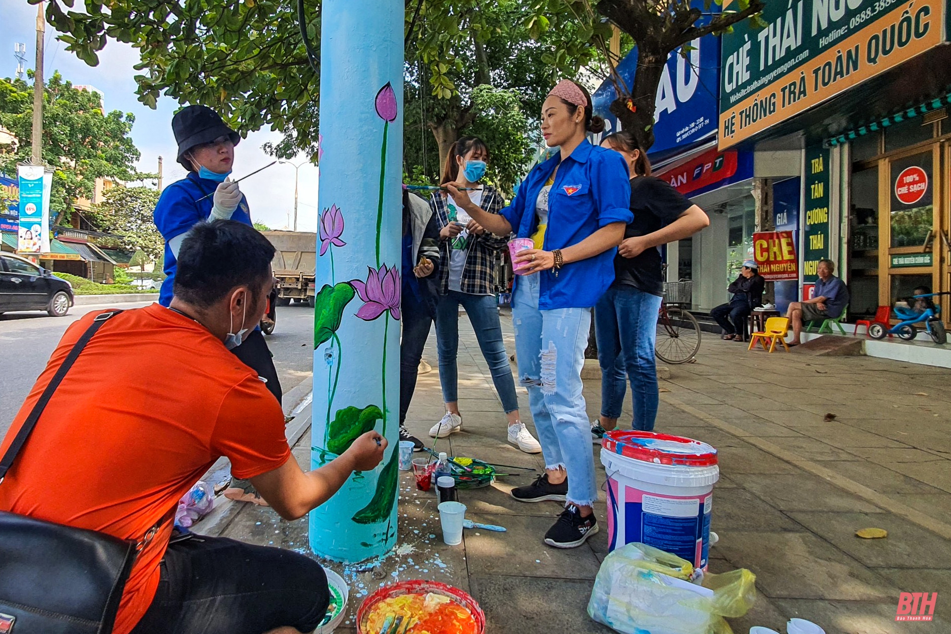 Thay “áo mới” cho cột điện