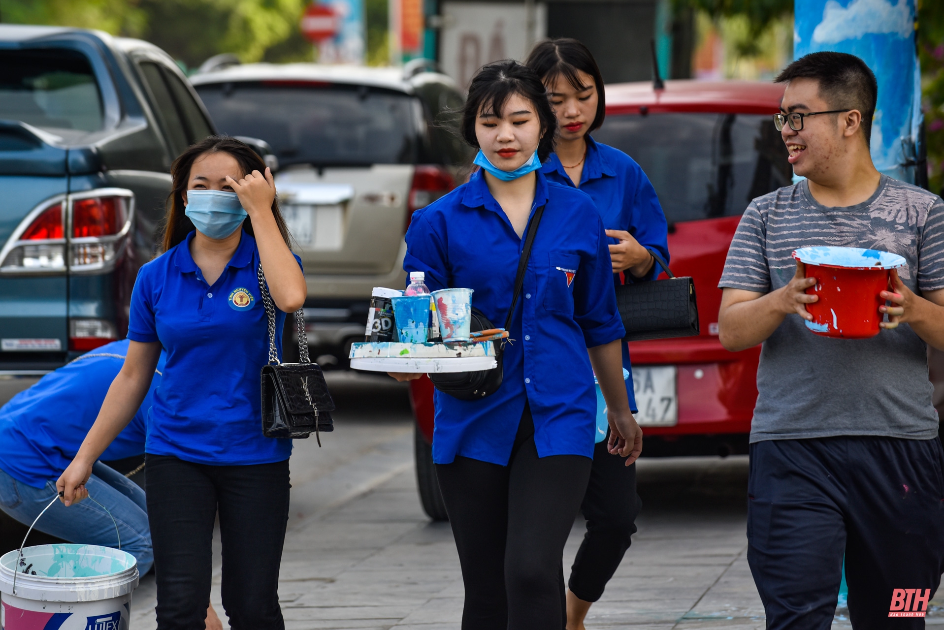 Thay “áo mới” cho cột điện