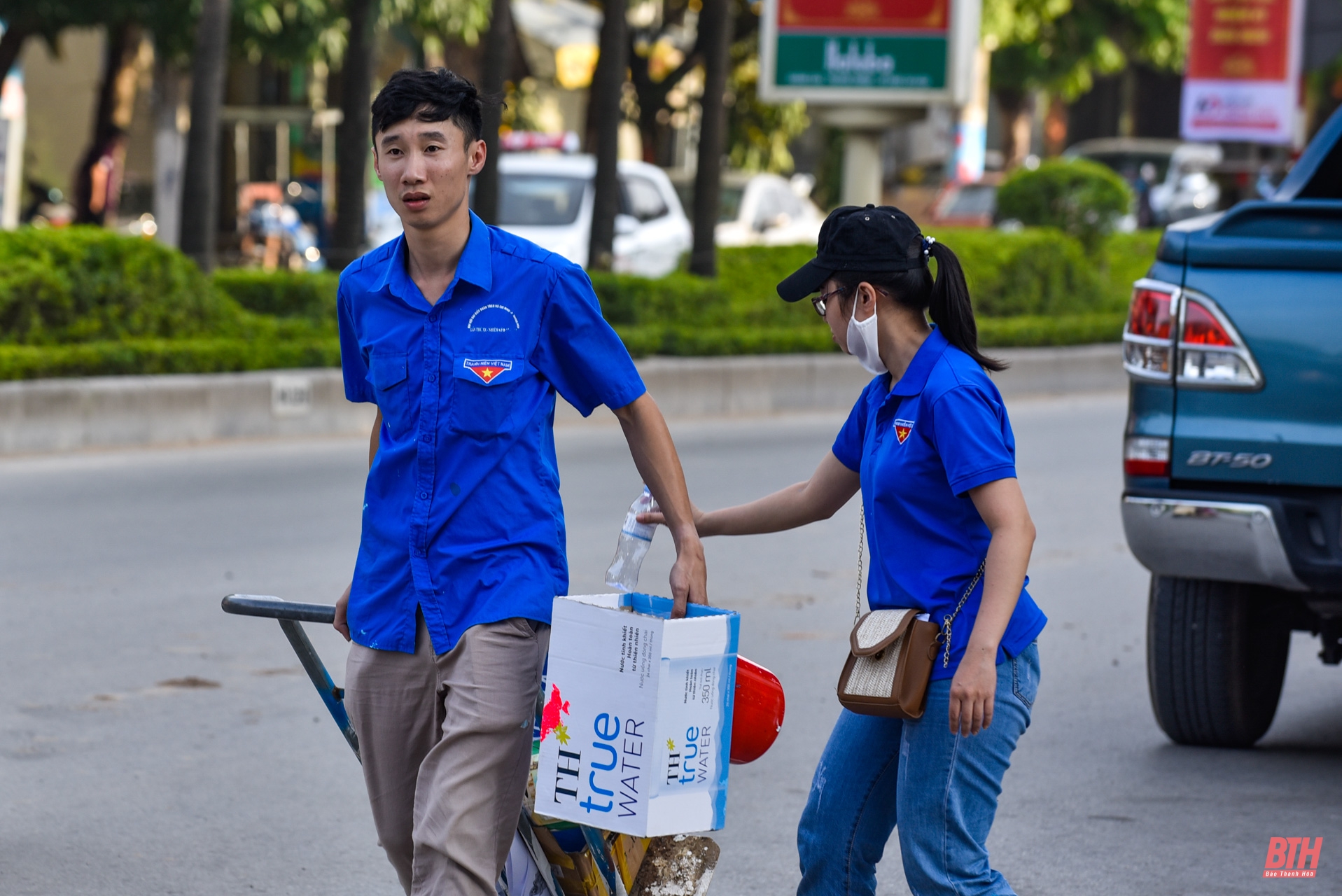 Thay “áo mới” cho cột điện