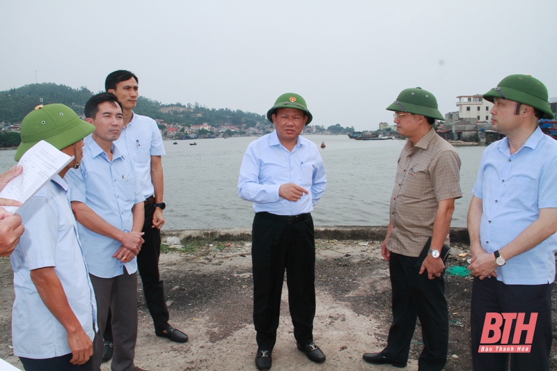 Phó Chủ tịch UBND tỉnh Nguyễn Văn Thi kiểm tra, chỉ đạo phòng, chống bão số 7 tại huyện Quảng Xương và thị xã Nghi Sơn