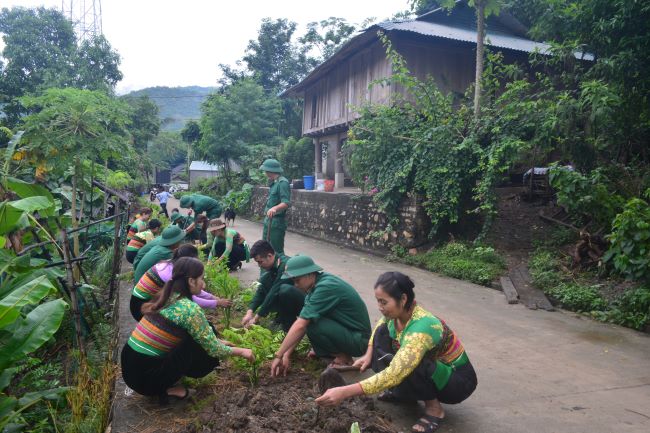 Phụ nữ thị trấn Mường Lát tích cực tham gia bảo vệ chủ quyền an ninh biên giới