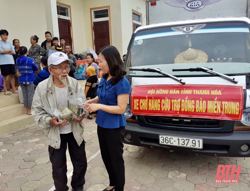 Hội Nông dân tỉnh Thanh Hoá trao quà cho người dân vùng bị ngập lụt tỉnh Hà Tĩnh