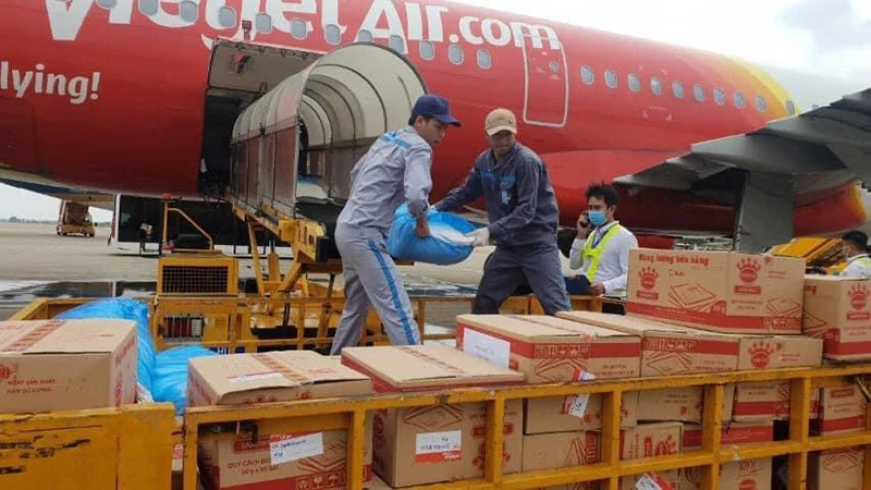 Chung tay hướng về miền Trung, cùng Vietjet góp 10.000 đồng ủng hộ mỗi vé bay