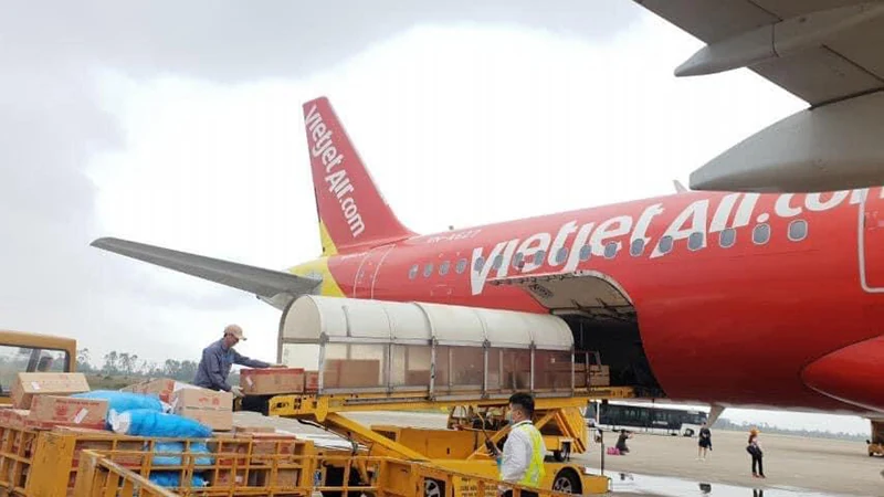 Chung tay hướng về miền Trung, cùng Vietjet góp 10.000 đồng ủng hộ mỗi vé bay