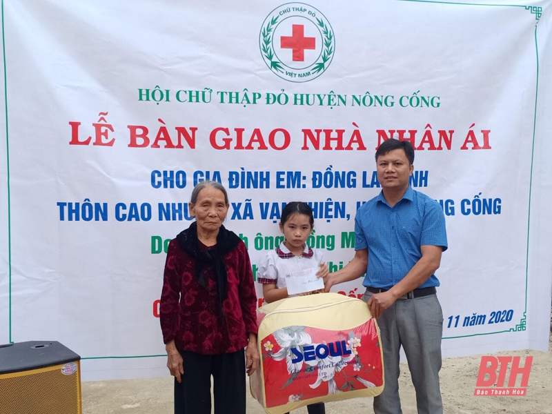 Bàn giao “Nhà nhân ái” cho học sinh mồ côi, đặc biệt khó khăn