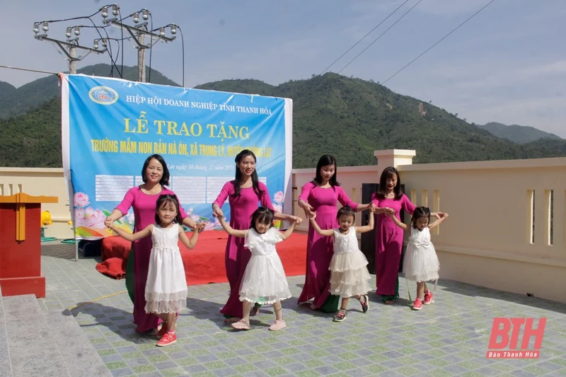 Trao tặng công trình Trường Mầm non bản Nà Ón