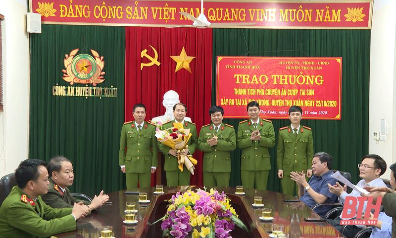 Khen thưởng Công an huyện Thọ Xuân vì đã có thành tích xuất sắc trong đấu tranh phòng, chống tội phạm