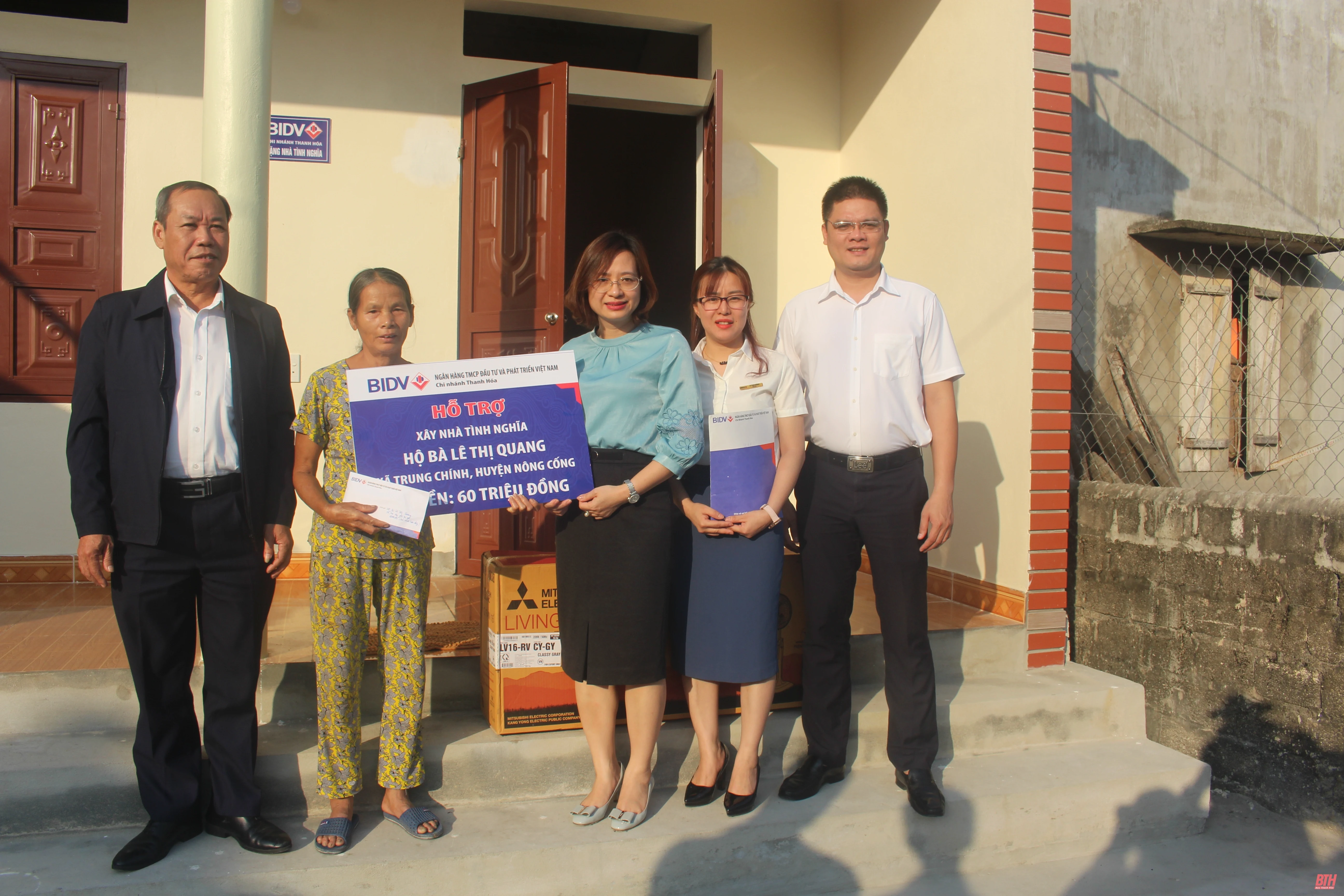 Trao hỗ trợ xây dựng 7 căn nhà tình nghĩa cho hộ nghèo xã Trung Chính