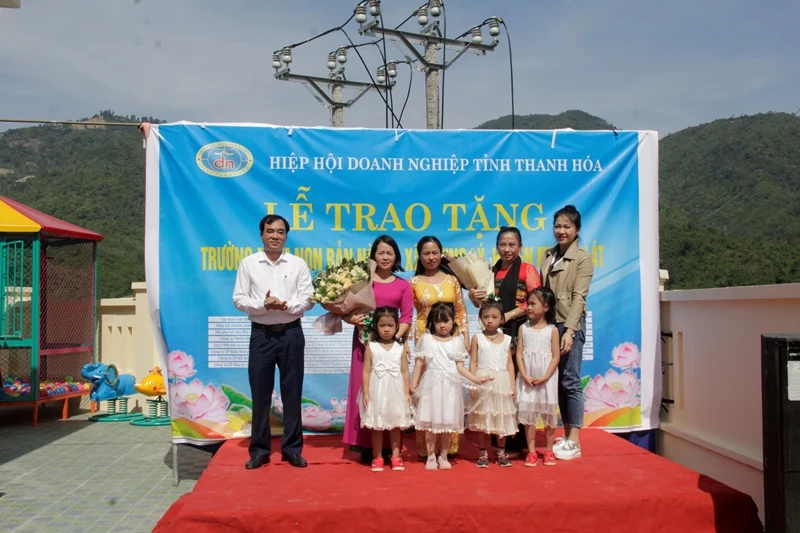 Trao tặng công trình Trường Mầm non bản Nà Ón