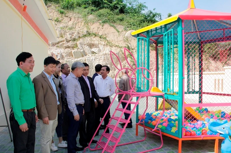 Trao tặng công trình Trường Mầm non bản Nà Ón