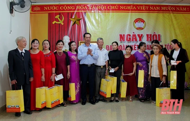 Phó Bí thư Tỉnh ủy Trịnh Tuấn Sinh dự Ngày hội Đại đoàn kết toàn dân tộc tại TP Thanh Hóa