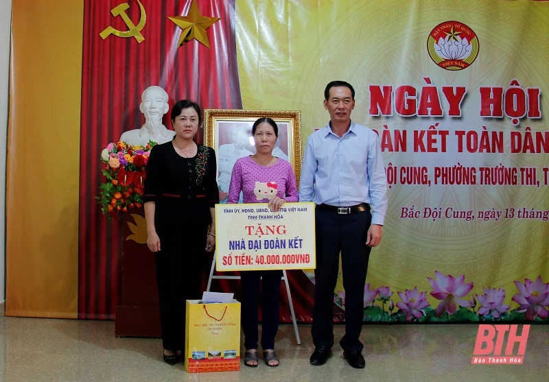 Phó Bí thư Tỉnh ủy Trịnh Tuấn Sinh dự Ngày hội Đại đoàn kết toàn dân tộc tại TP Thanh Hóa