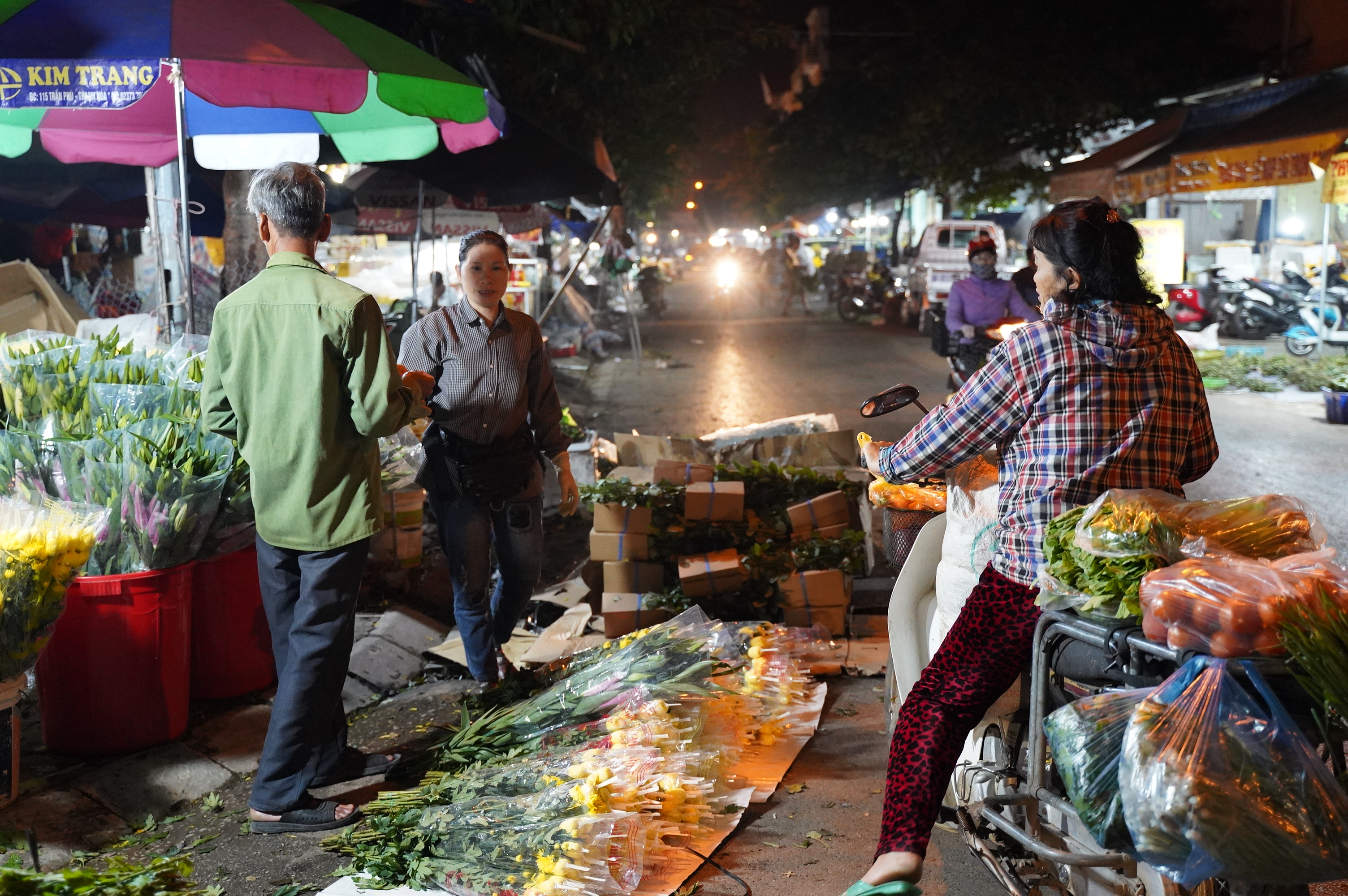 Nhộn nhịp chợ hoa đêm