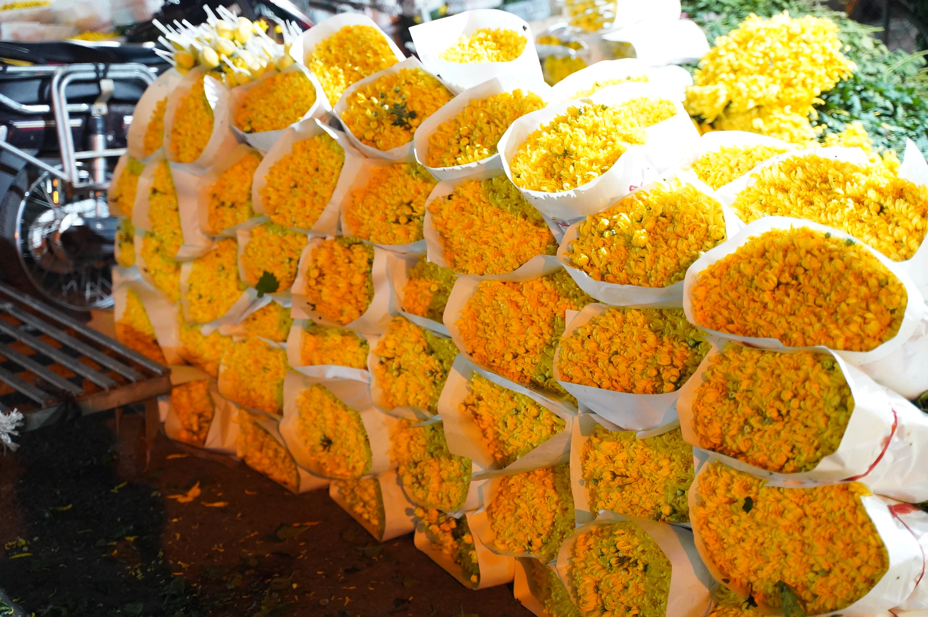 Nhộn nhịp chợ hoa đêm