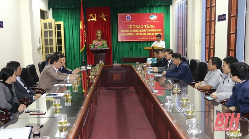 Viettel Thanh Hoá trao tặng thiết bị khám chữa bệnh từ xa cho 5 bệnh viện