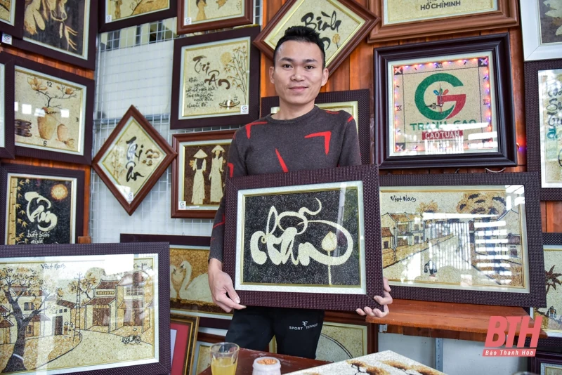 Chàng trai khuyết tật xứ Thanh vẽ ước mơ bằng những hạt gạo