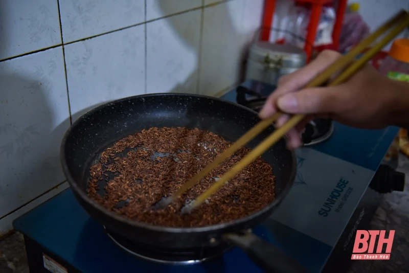 Chàng trai khuyết tật xứ Thanh vẽ ước mơ bằng những hạt gạo