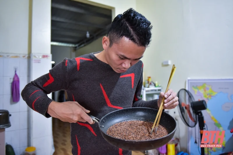 Chàng trai khuyết tật xứ Thanh vẽ ước mơ bằng những hạt gạo