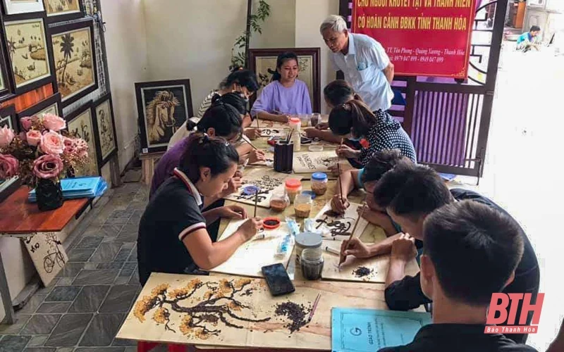Chàng trai khuyết tật xứ Thanh vẽ ước mơ bằng những hạt gạo