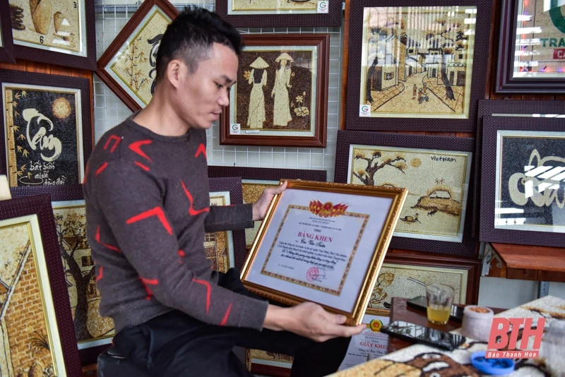 Chàng trai khuyết tật xứ Thanh vẽ ước mơ bằng những hạt gạo